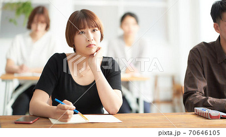 セミナーを受講している女性 セミナーを受講している女性 70646105