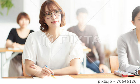 セミナーを受講している女性 70646126