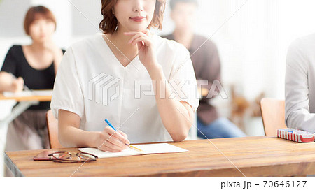 セミナーを受講している女性 セミナーを受講している女性 70646127