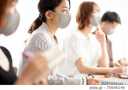 マスクをつけて話を聴いている受講生 マスクをつけて話を聴いている受講生 70646146