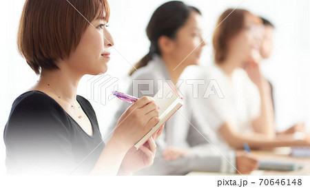 セミナーを受講している女性 70646148