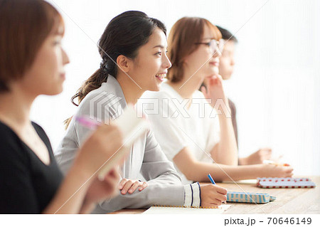 セミナーを受講している女性 70646149