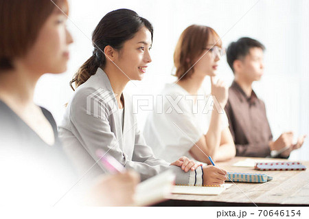 セミナーを受講している女性 70646154