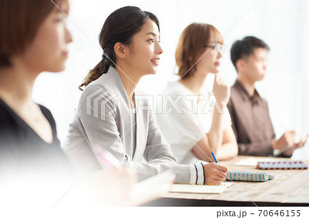 セミナーを受講している女性 70646155