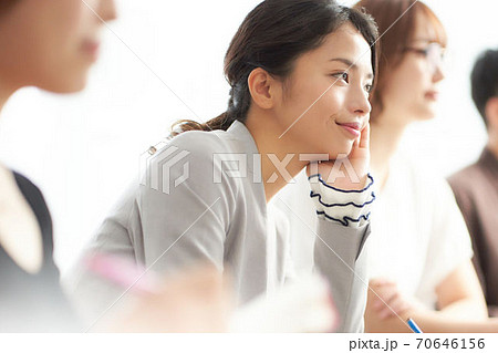 セミナーを受講している女性 セミナーを受講している女性 70646156