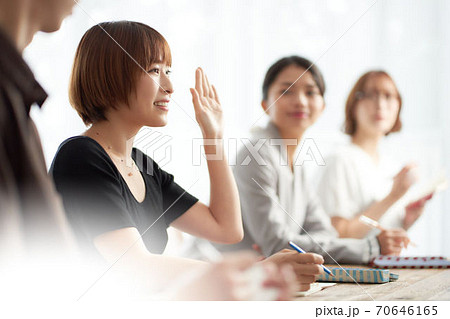 手を挙げる受講生 70646165