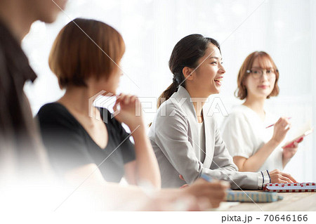 会議/セミナーで発言している女性 70646166