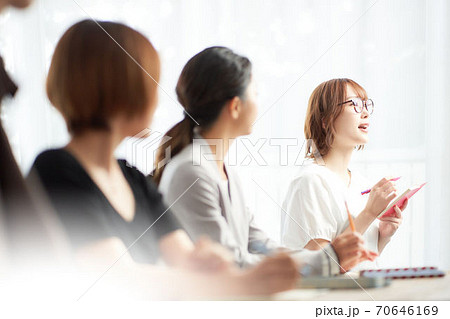 会議/セミナーで発言している女性 70646169