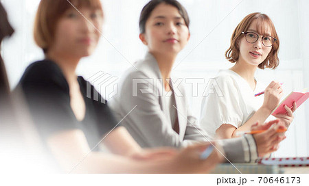 セミナーを受講している女性 セミナーを受講している女性 70646173
