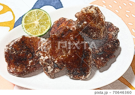 家庭的で素朴な自家製の「鶏モモ肉の竜田揚げ(唐揚げ)」色鉛筆画風 70646360