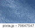 秋の空に現れる いわし雲・ウロコ雲・巻積雲 70647547