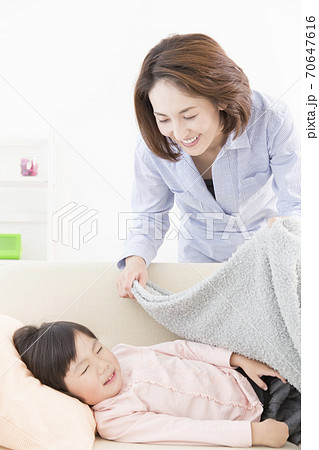 お昼寝する子供の写真素材