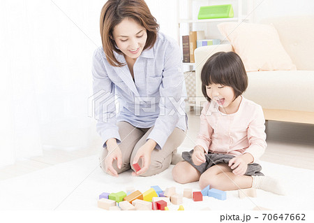 積み木で遊ぶ母と娘 積み木で遊ぶ母と娘 70647662