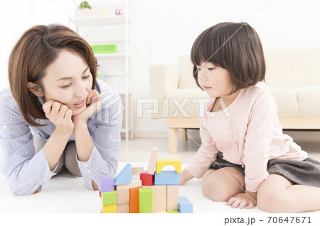 積み木で遊ぶ母と娘 積み木で遊ぶ母と娘 70647671