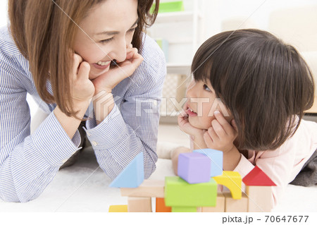 積み木で遊ぶ母と娘 70647677