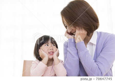 笑顔の母と娘 70647745