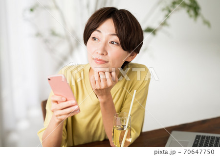 テレワークの合間にスウィーツを食べる女性 テレワークの合間にスウィーツを食べる女性 70647750