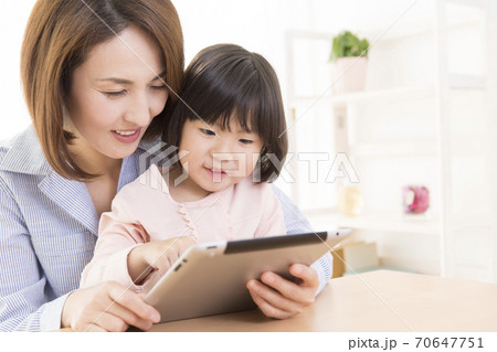 タブレットPCを見る親子 タブレットPCを見る親子 70647751