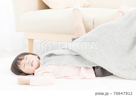 お昼寝する女の子 70647912