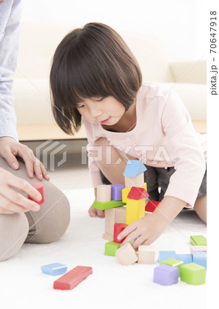積み木で遊ぶ女の子 70647918
