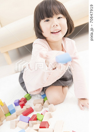 積み木で遊ぶ女の子 積み木で遊ぶ女の子 70647919