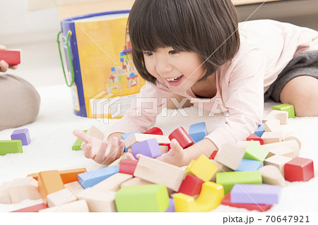積み木で遊ぶ女の子 積み木で遊ぶ女の子 70647921