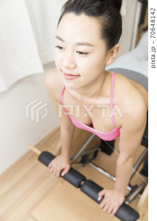 ピラティスをする女性 ピラティスをする女性 70648142