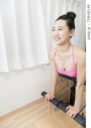 ピラティスをする女性 ピラティスをする女性 70648146