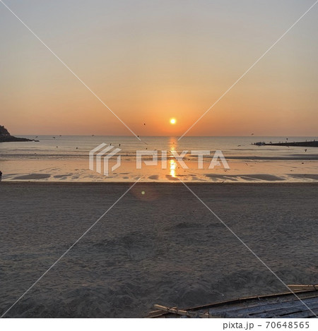 夕日 砂浜 太陽 70648565
