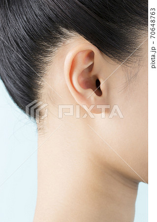 女性の耳の写真素材