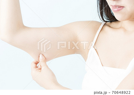 女性の二の腕 70648922