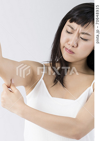 女性の二の腕 女性の二の腕 70648935