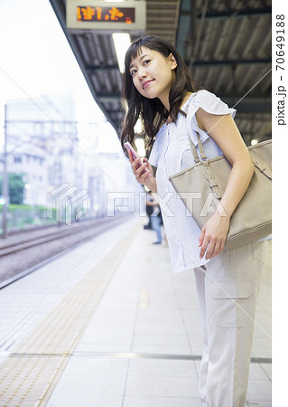 電車を待つOL 70649188