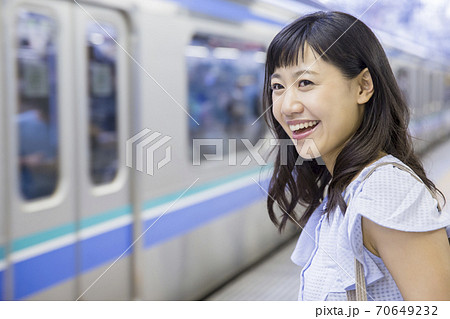 電車に乗る女性 70649232
