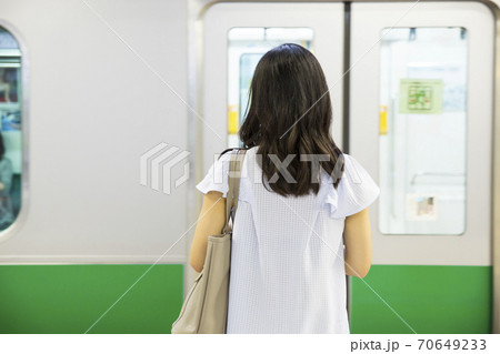電車に乗る女性 電車に乗る女性 70649233