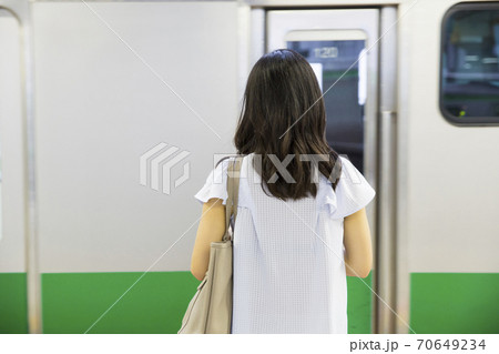 電車に乗る女性 電車に乗る女性 70649234