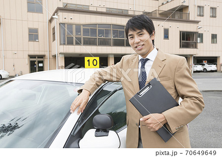 自動車教習所の教官の写真素材