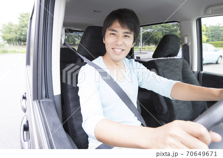 運転をする男性 70649671