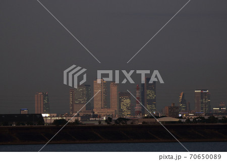 名古屋駅前の高層ビル群夕暮れ時 名古屋駅前の高層ビル群夕暮れ時 70650089