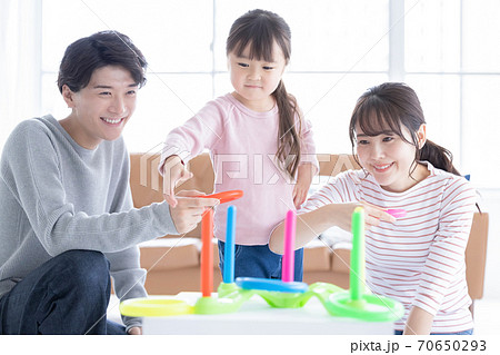 ファミリー　輪投げで遊ぶ親子 70650293