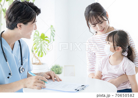 医療 診察を受ける女の子 医療 診察を受ける女の子 70650582