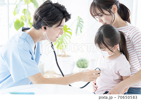 医療　診察を受ける女の子 70650583
