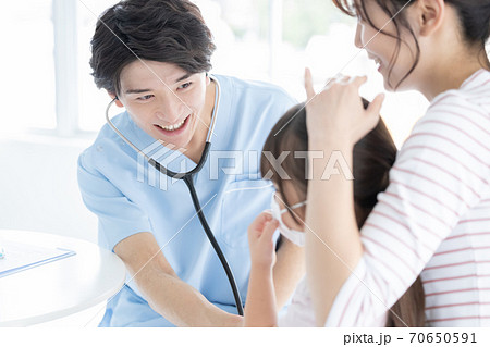 医療 診察を受ける女の子 医療 診察を受ける女の子 70650591