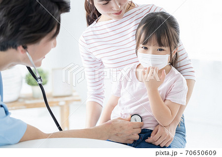 医療　診察を受ける女の子 70650609