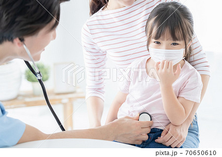 医療　診察を受ける女の子 70650610