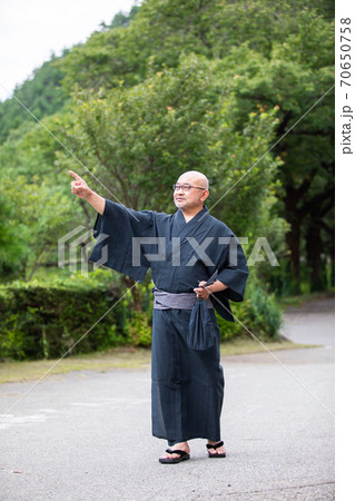 浴衣姿の中高年男性 浴衣姿の中高年男性 70650758