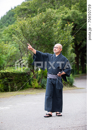 浴衣姿の中高年男性 70650759