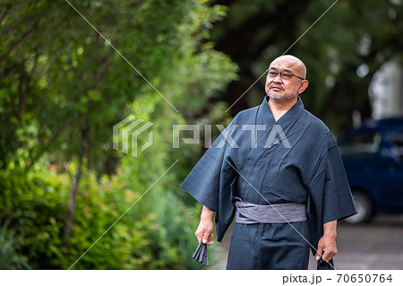 浴衣姿の中高年男性 浴衣姿の中高年男性 70650764