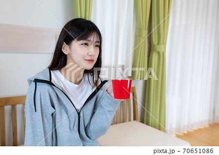 朝起きてドリンクを飲む女性 70651086