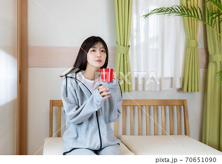 朝起きてドリンクを飲む女性 70651090